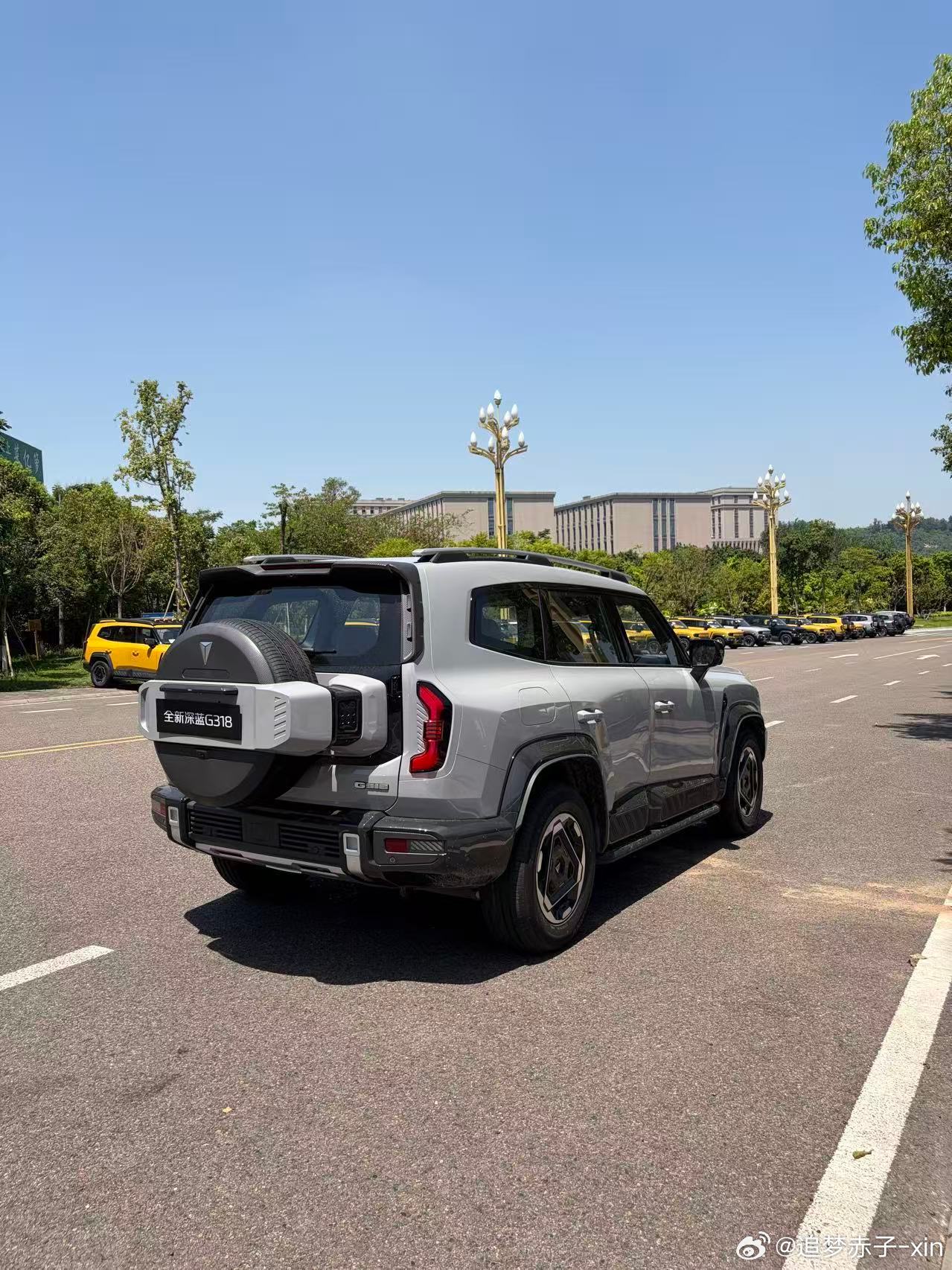作为30万价位内唯一空气悬架+华为乾崑智驾双加持的硬派SUV，拥有路虎...