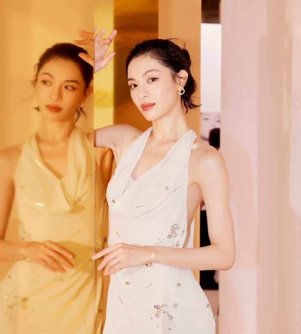 #钟楚曦自己化妆一年能省下来一套房#她的审美是真的很好，而且一些化妆师是真的很