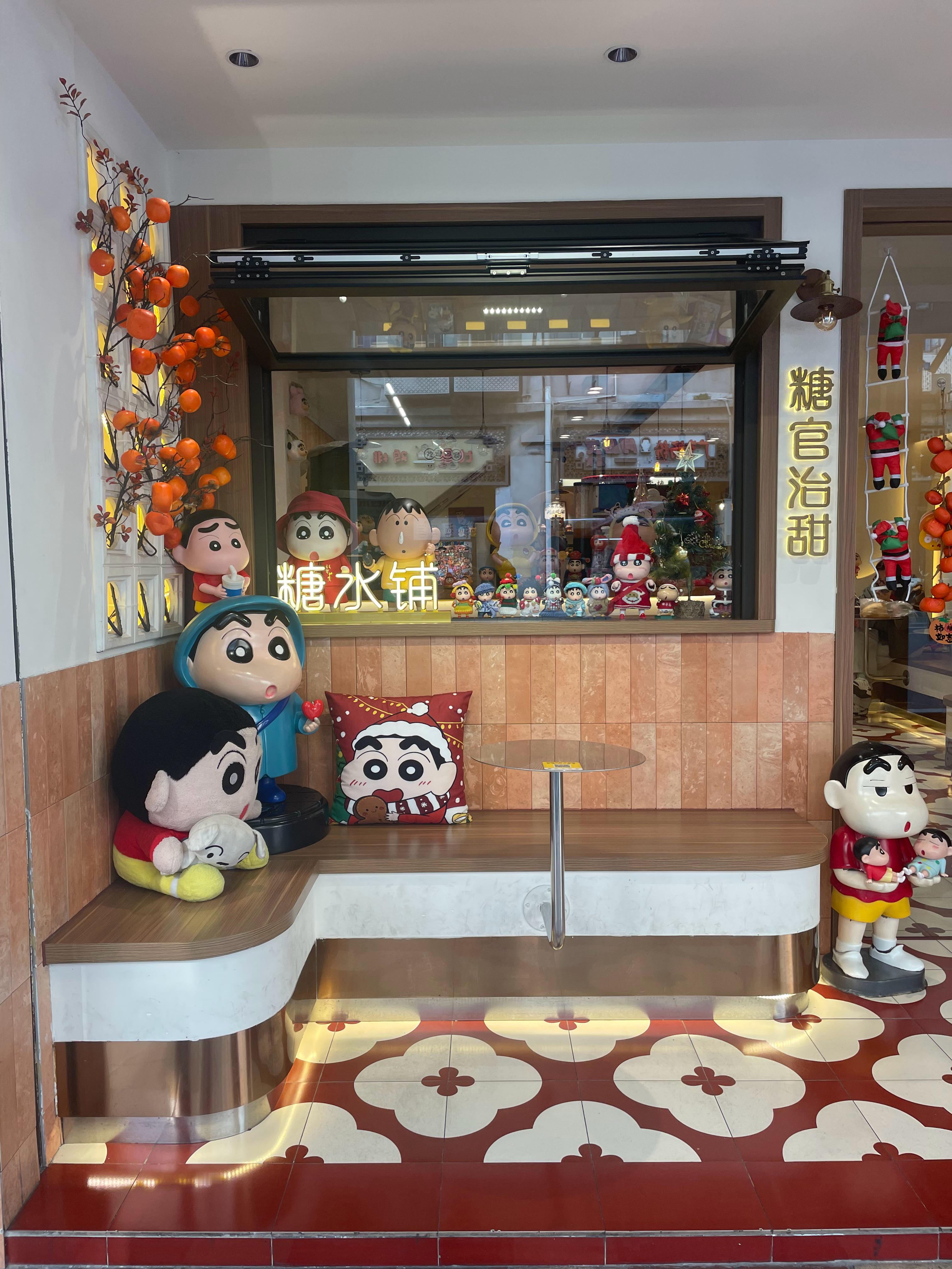 在厦门吃过的最好吃的糖水铺子。蜡笔小新主题，收藏的手办相当丰富。厦门·糖官治甜