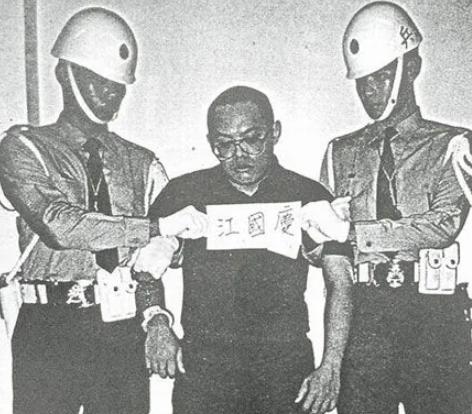 1997年，士兵江国庆强奸女童被判死刑，枪决前江国庆咬牙切齿地诅咒说：“人不是我