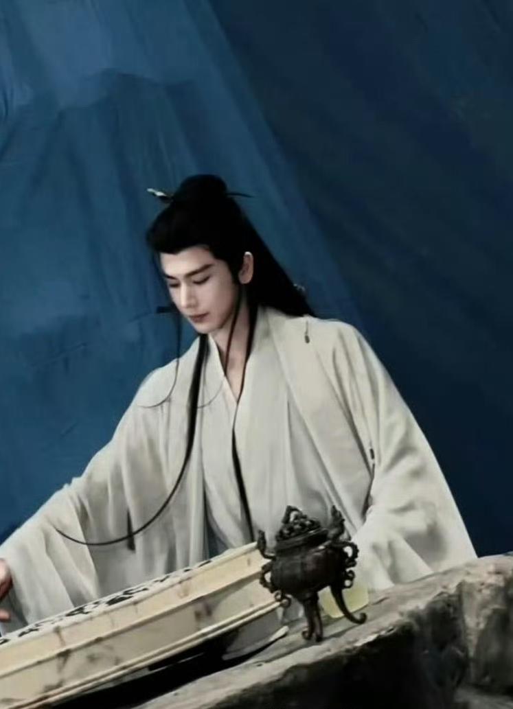 张凌赫这是什么剧的路透啊？感觉这个造型不太适合他，这个造型本身是很仙气的那种，但