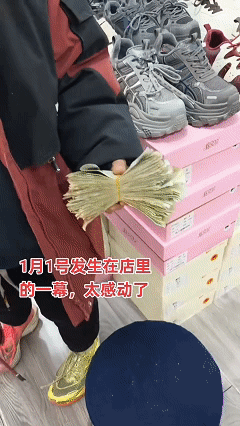 太暖心了！近日河北石家庄，女子正在鞋店内工作，这时走进来一个背着书包小男孩，男孩