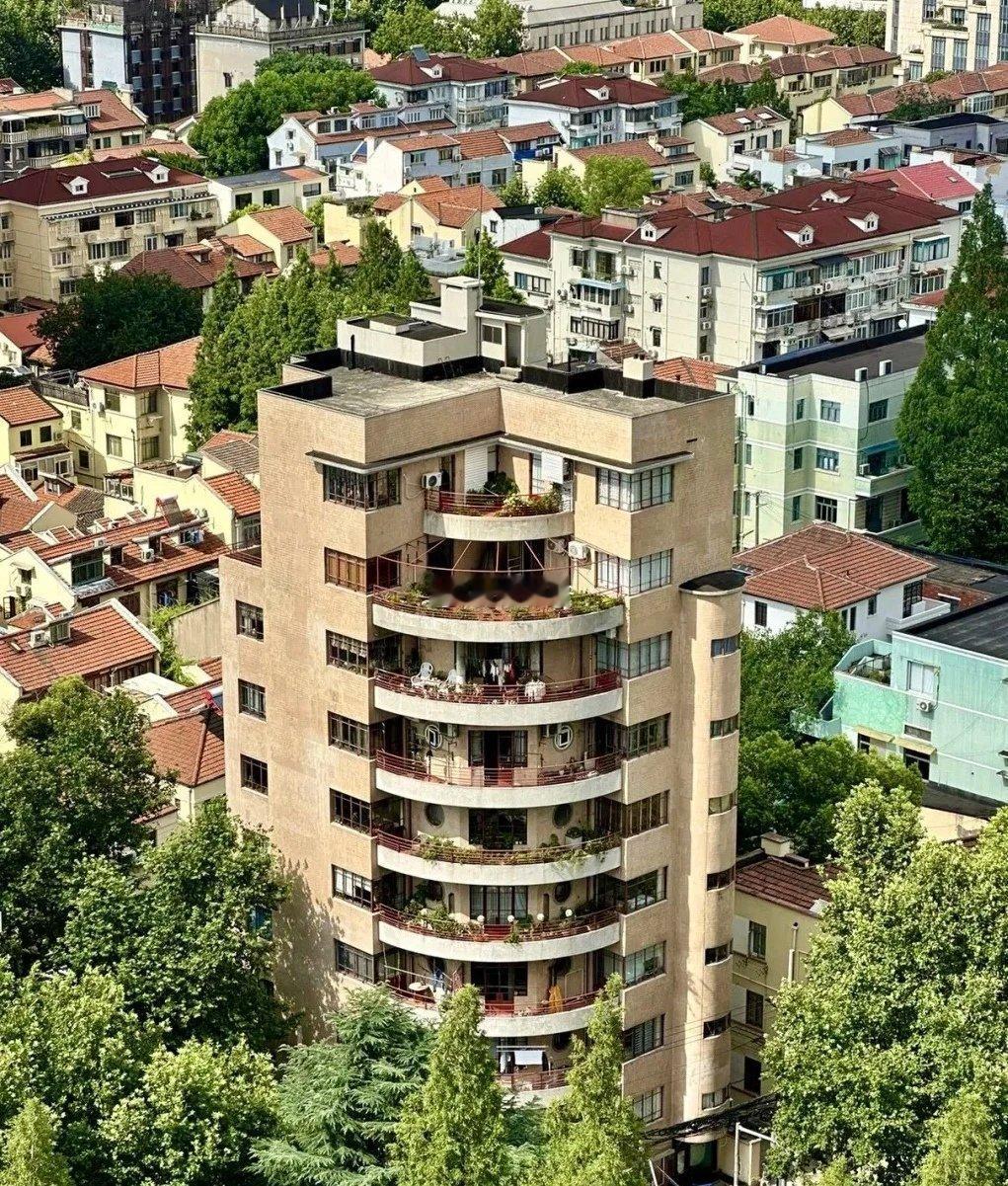 上海保留有一些民国始建的高层公寓楼，至今依然在使用中。图中的是知名的民国老公寓楼