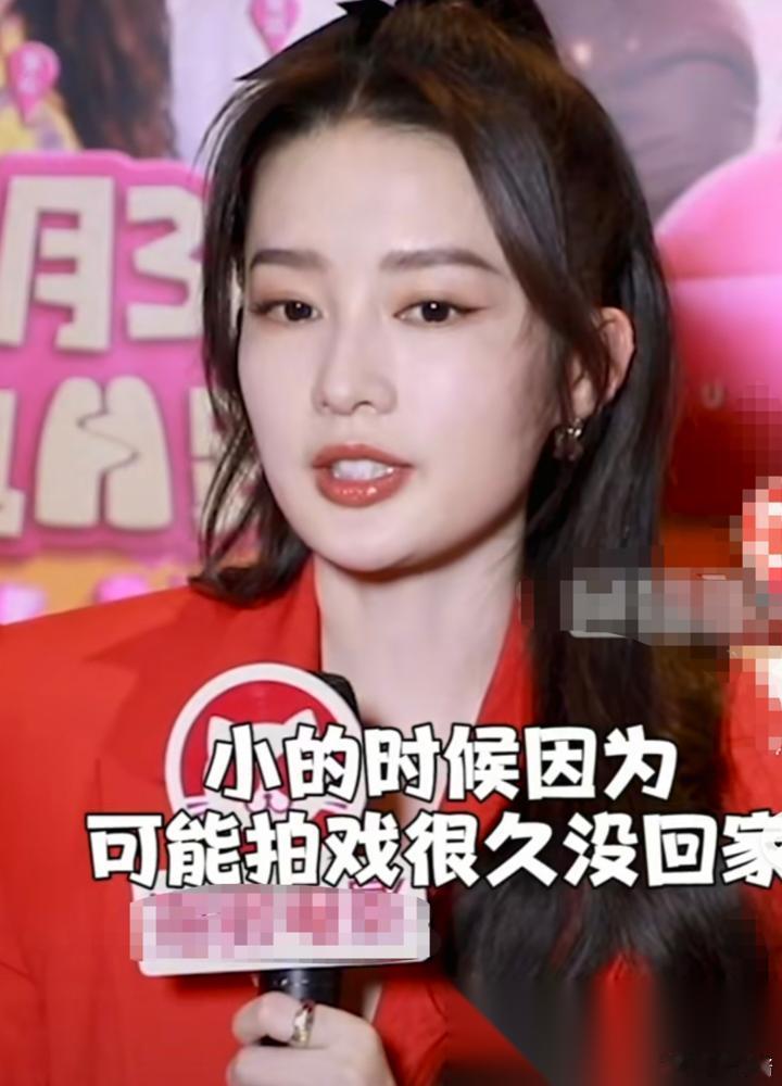 演员李沁想抱抱她爸，她爸害羞，躲开了。她主动抱上去，事情上了热搜。一堆人讨论中