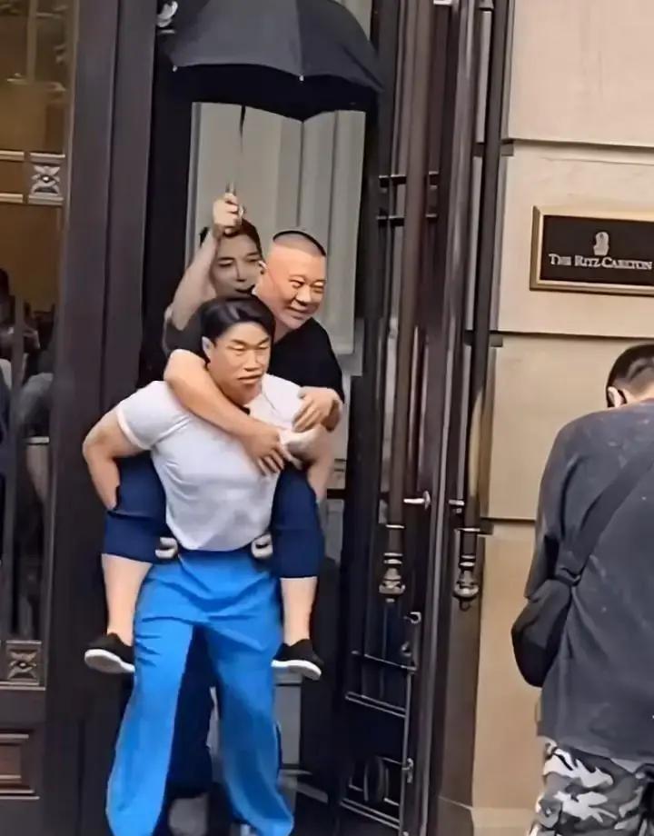 德云社一场家宴，烧饼“噗通”一声跪在郭德纲面前。哽咽着说要“一辈子效力”。台