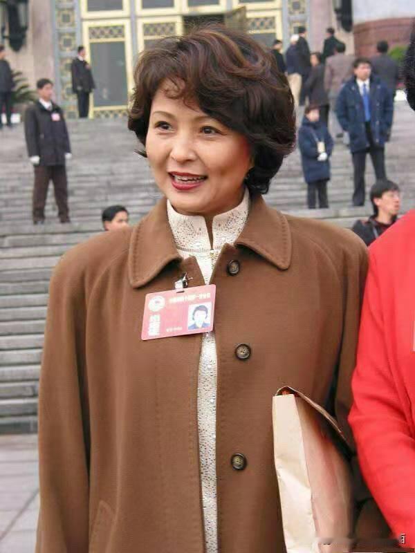 1958年出生的她今年67岁了，是当年家喻户晓的电影明星，颜值比陈冲、龚雪高，演