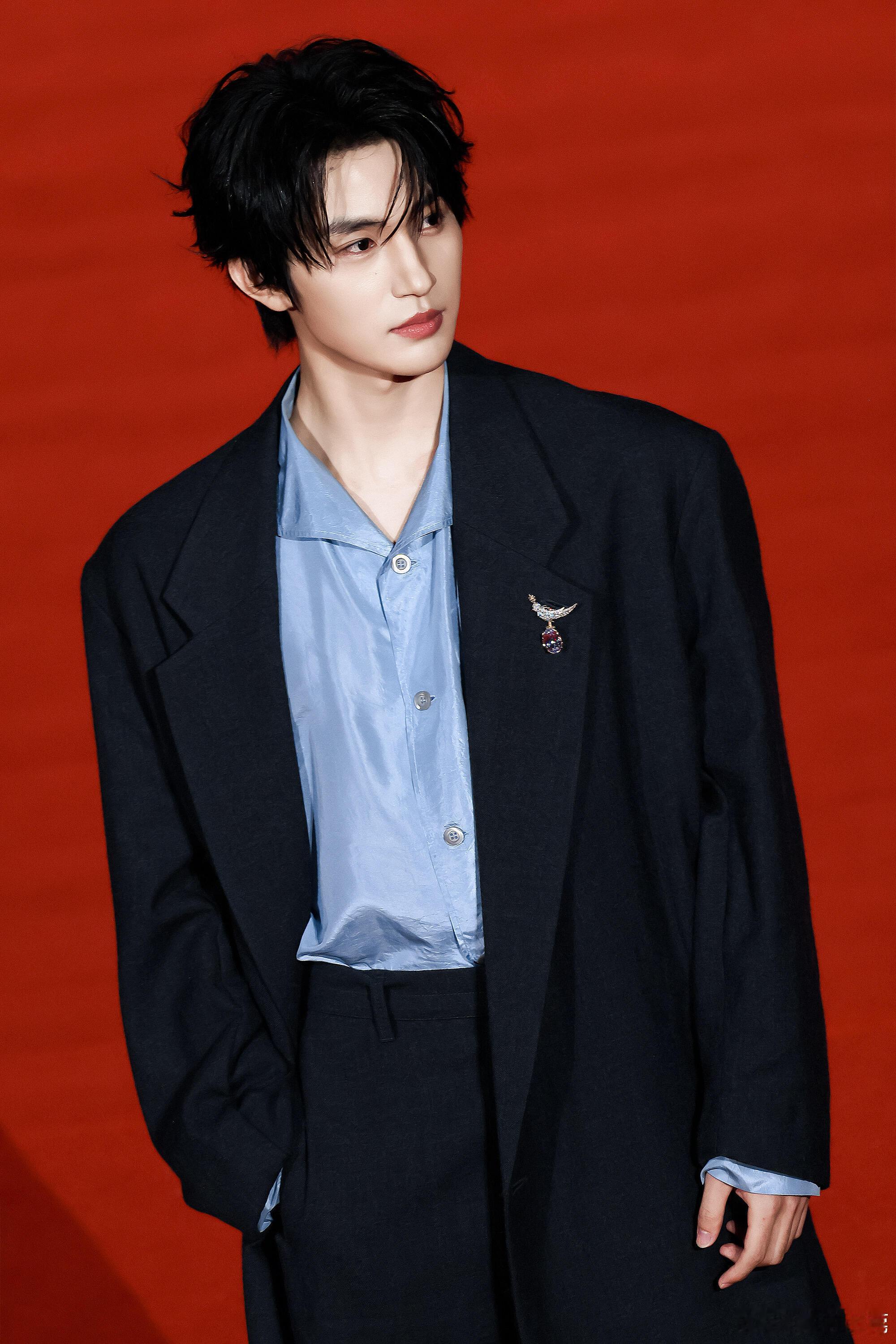 不行我真的要被张翅迷住了这张脸谁懂啊真的不要太权威好吗没看过他的短剧的都给我