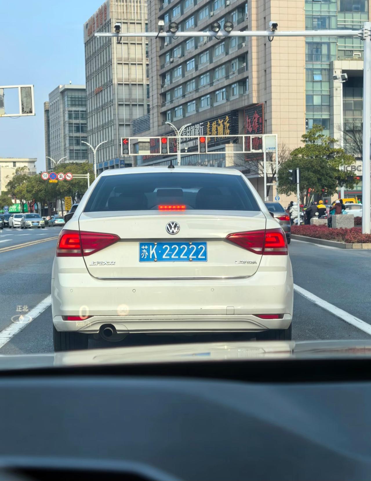 这车牌估计比车都贵吧！有网友在上班路上拍到的超牛车牌，苏K五个2，一开始都