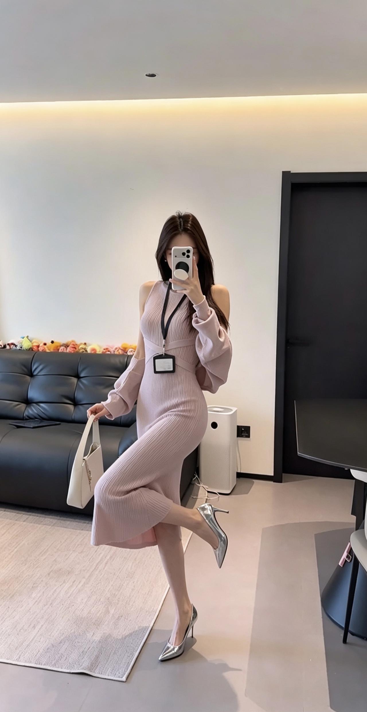 正常穿搭推荐，无不良引导。这套是温柔气质挂的针织套裙，整体设计精致又显身材，