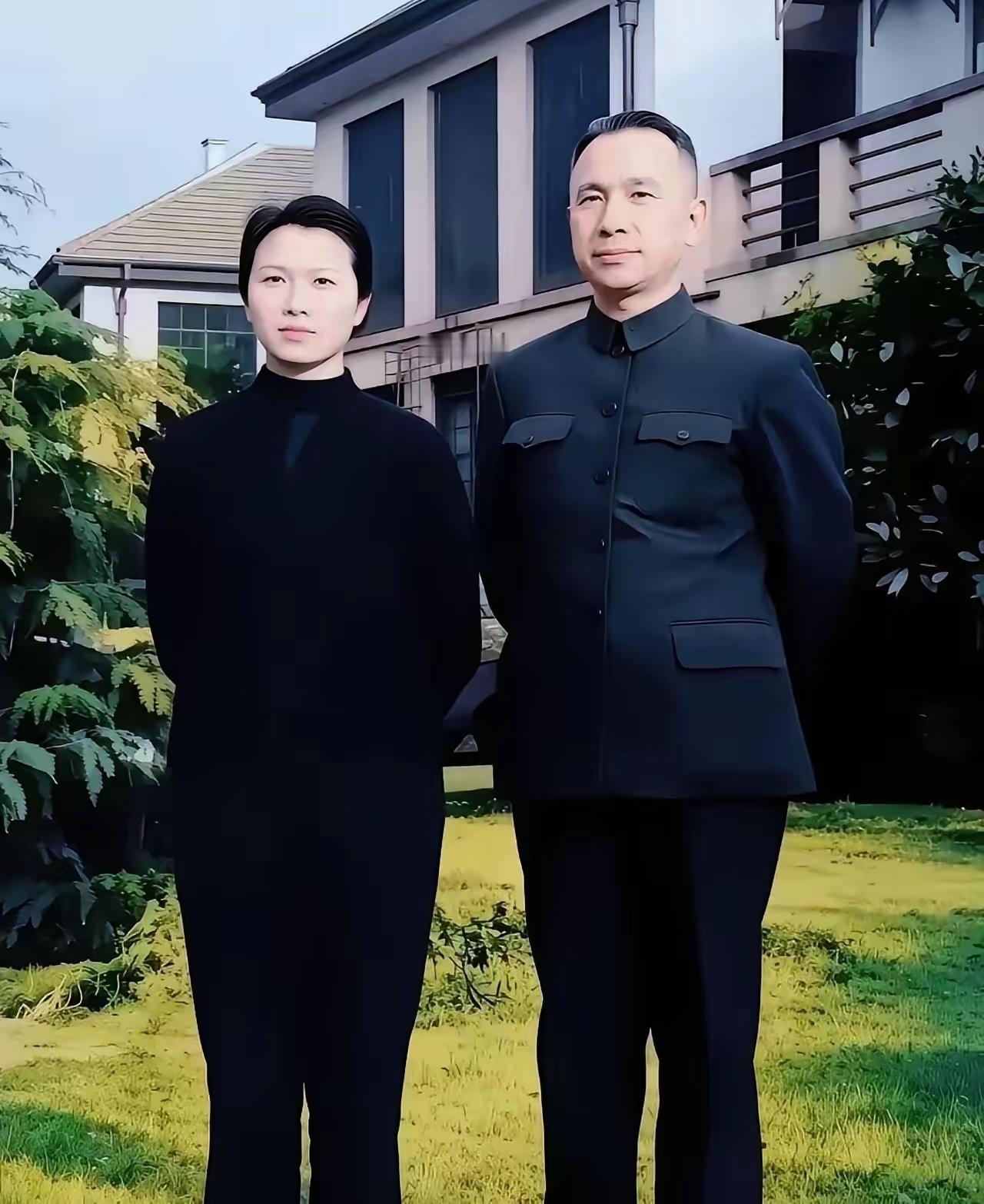 大将风采，英姿飒爽！这是29岁的楚青和丈夫粟裕大将的真实合影，两位革命伴侣并肩而