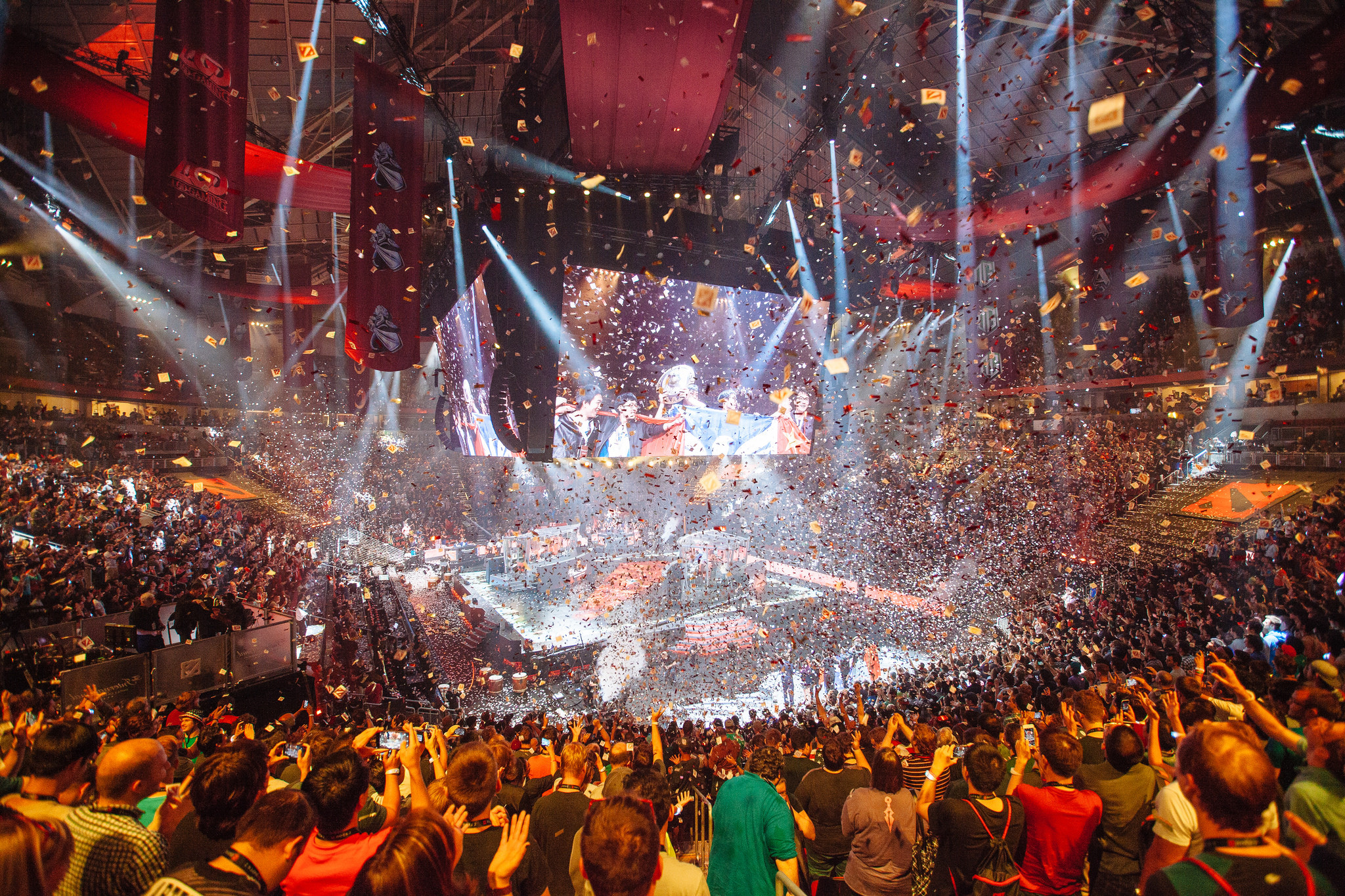 十年前的今天，Wings在西雅图钥匙球馆捧起了DOTA2TI6冠军盾，时间过的