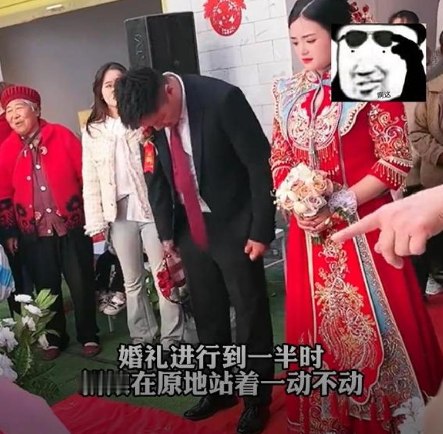 太无理取闹了！大喜的婚礼现场居然闹出尴尬一幕，司仪喊完一拜天地新郎乖乖鞠躬，新娘