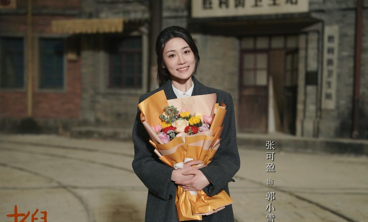 别信什么“标准美”了。《老舅》剧组选角，专挑“不完美”的脸。张歆艺的颈、徐百