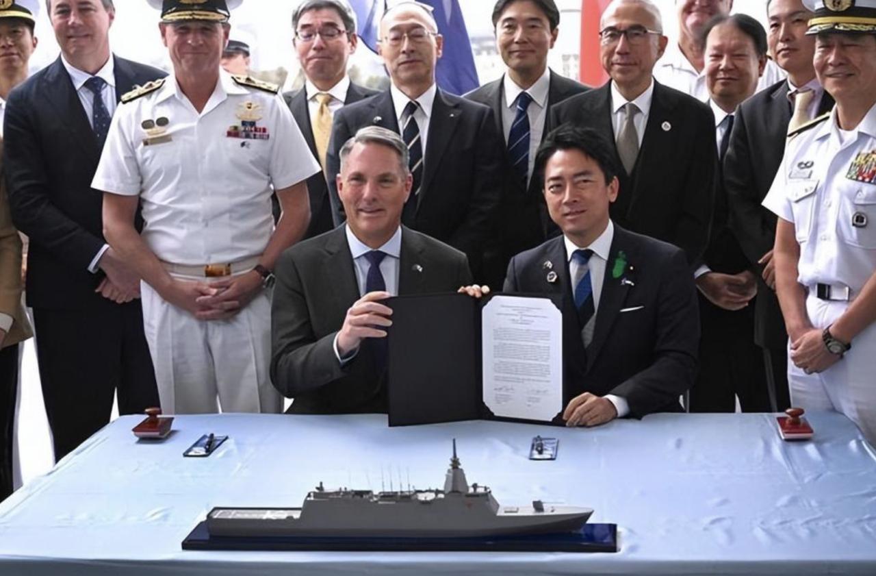 刚看到一个消息，日本和澳大利亚正式签约了，要一起搞新型舰艇。说白了就是日本把自家