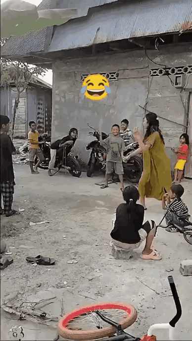 裤衩子都掉下来了？！[呲牙笑][呲牙笑][呲牙笑]估计会让人笑话一年。[捂脸哭][捂脸哭]