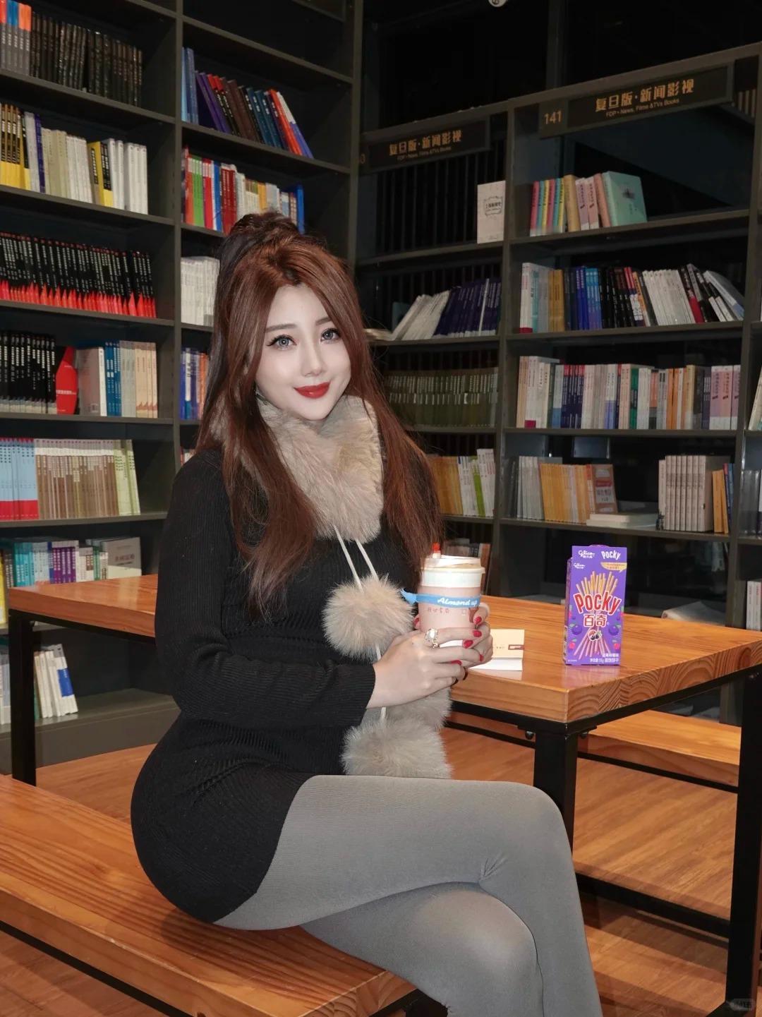 ——不是甜腻的香精味，是现煮牛奶混着焦糖的醇厚气息，顺着原木书架的缝隙漫过来，