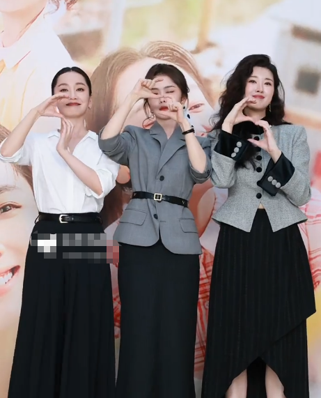 奚望、谭松韵和董晴三人一起去参加线下的扫楼活动，谭松韵的小动作藏不住 她们这