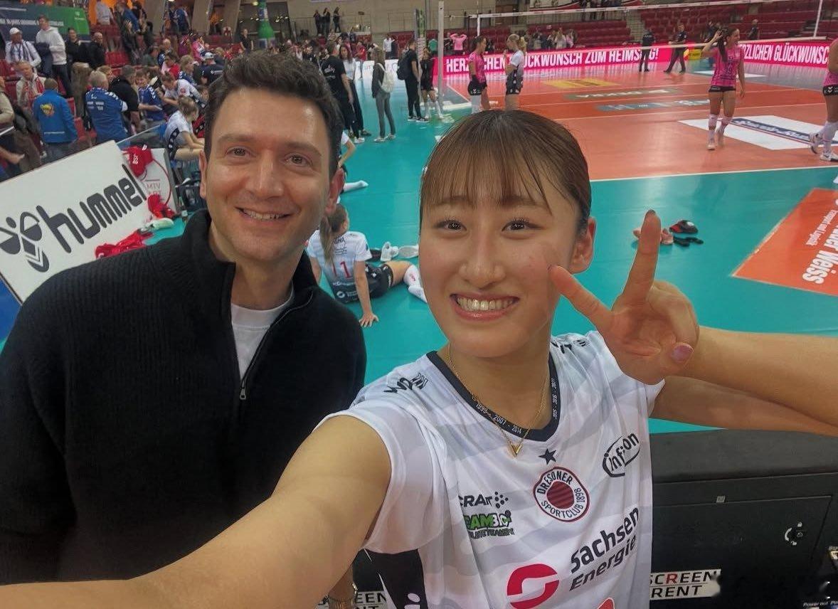 国际排坛动态日本女排费罗去德国看秋本美空,并了解这位19岁小将的近况。秋本美空是