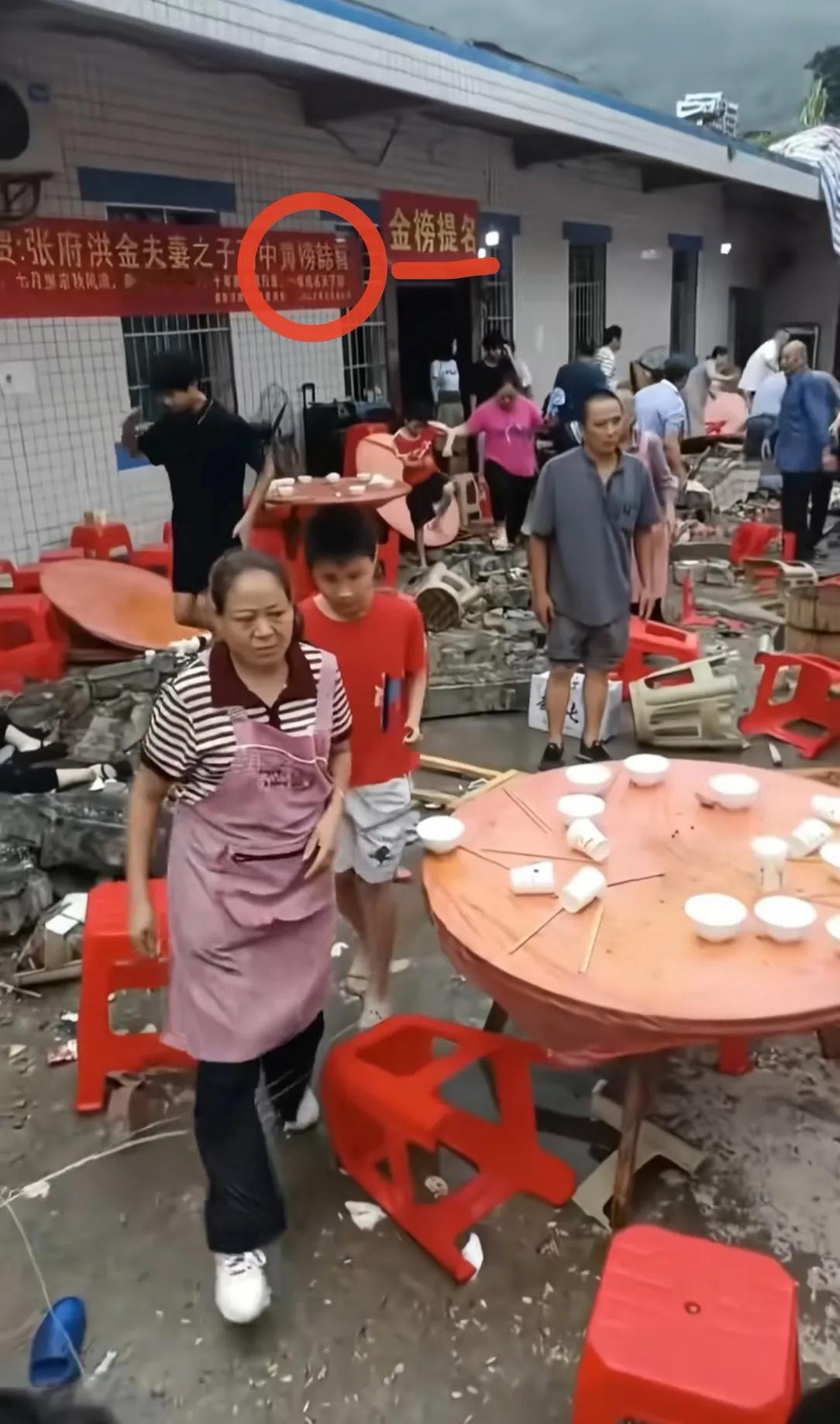 宜宾办升学宴那事现在最担心的估计就是这个打印店了，本来是“金榜题名”，横幅写