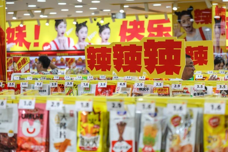 生活小妙招能让日子更轻松，我来分享几个。吃不完的零食，不用密封夹，把袋子左右折完