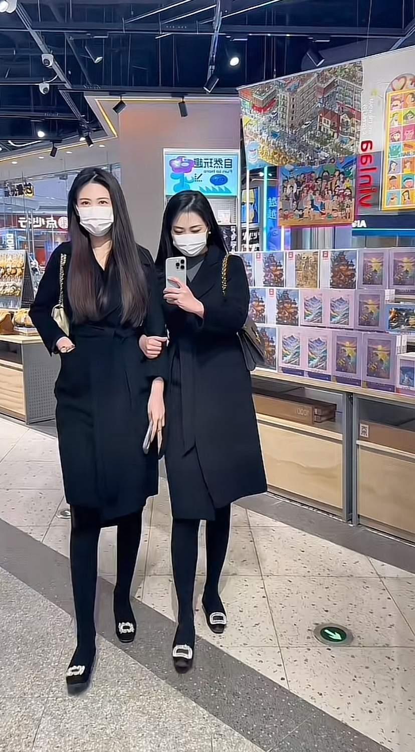 那一个是李主任呢？口罩一戴，我也分不清了，总之很像，又不像。