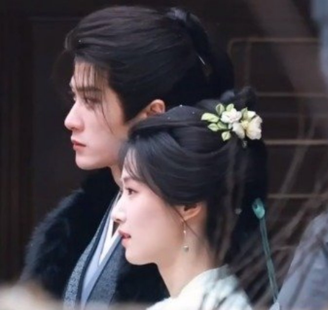 檀健次卢昱晓侧颜同框路透双颜暴击！两位真的是古装剧的神，何不同舟渡这颜值配置直接