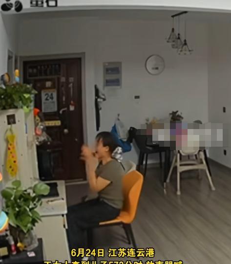 江苏一女子的儿子因为是复读生，所以不敢查分数。无奈之下，女子只好亲自查。没想到，