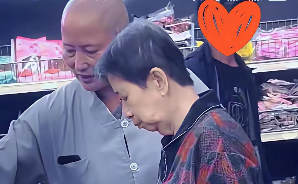 63岁歌手李娜和妈妈洛杉矶买菜被网友拍到！还记得当年那个唱《青藏高原》的高手李