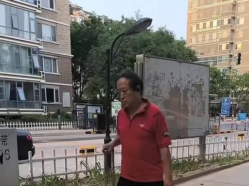 曾经常年霸占春晚舞台、和冯巩搭档火遍全国的牛群，半辈子忙着跨界创业、投身公益，最