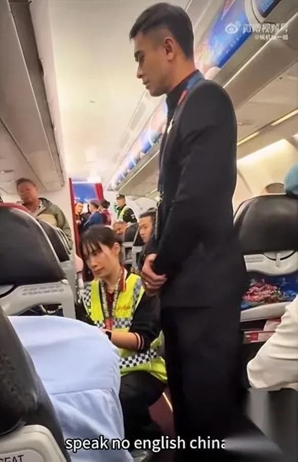 亚航航班滑回了。全机人陪等1小时。闹事儿的还喊自己是中国人？就因为同