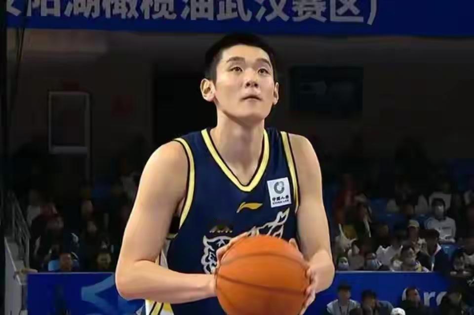 广东男篮赢球，广东球迷提出中肯的建议，表示杜峰完全可以用陈家政，王洪泽替代张皓嘉