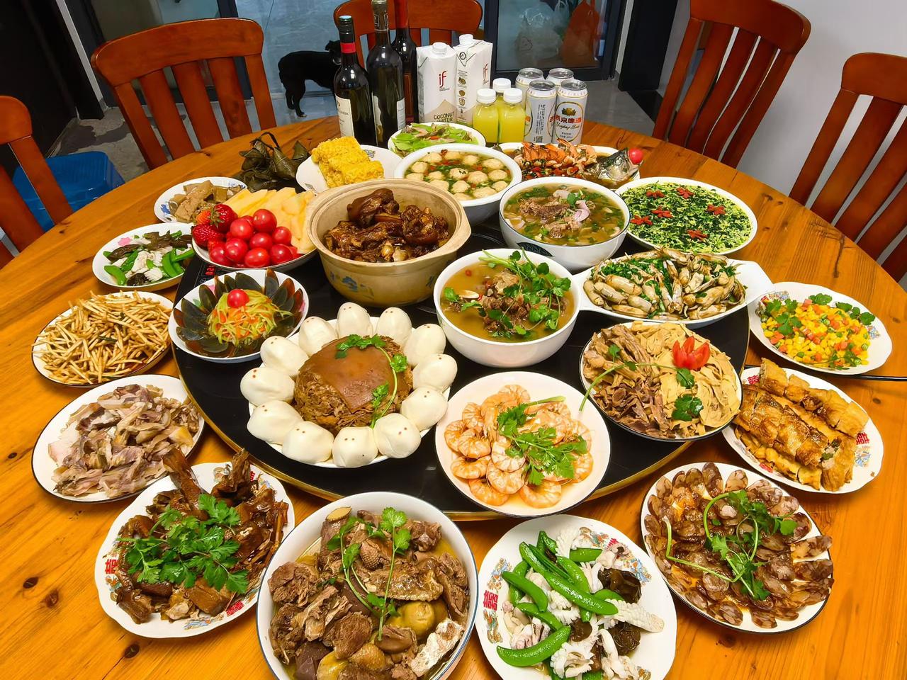 实话讲，这桌年夜饭在南方只能算“贫下中农”水平，看着菜不少，却没一道硬菜。年夜