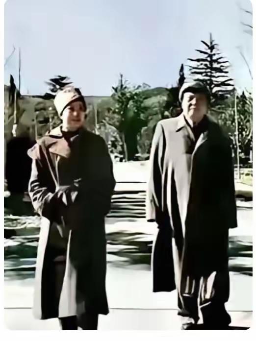 罕见生活照曝光！毛主席卸下重担陪家人散步，温情模样看哭无数人一张尘封多年的