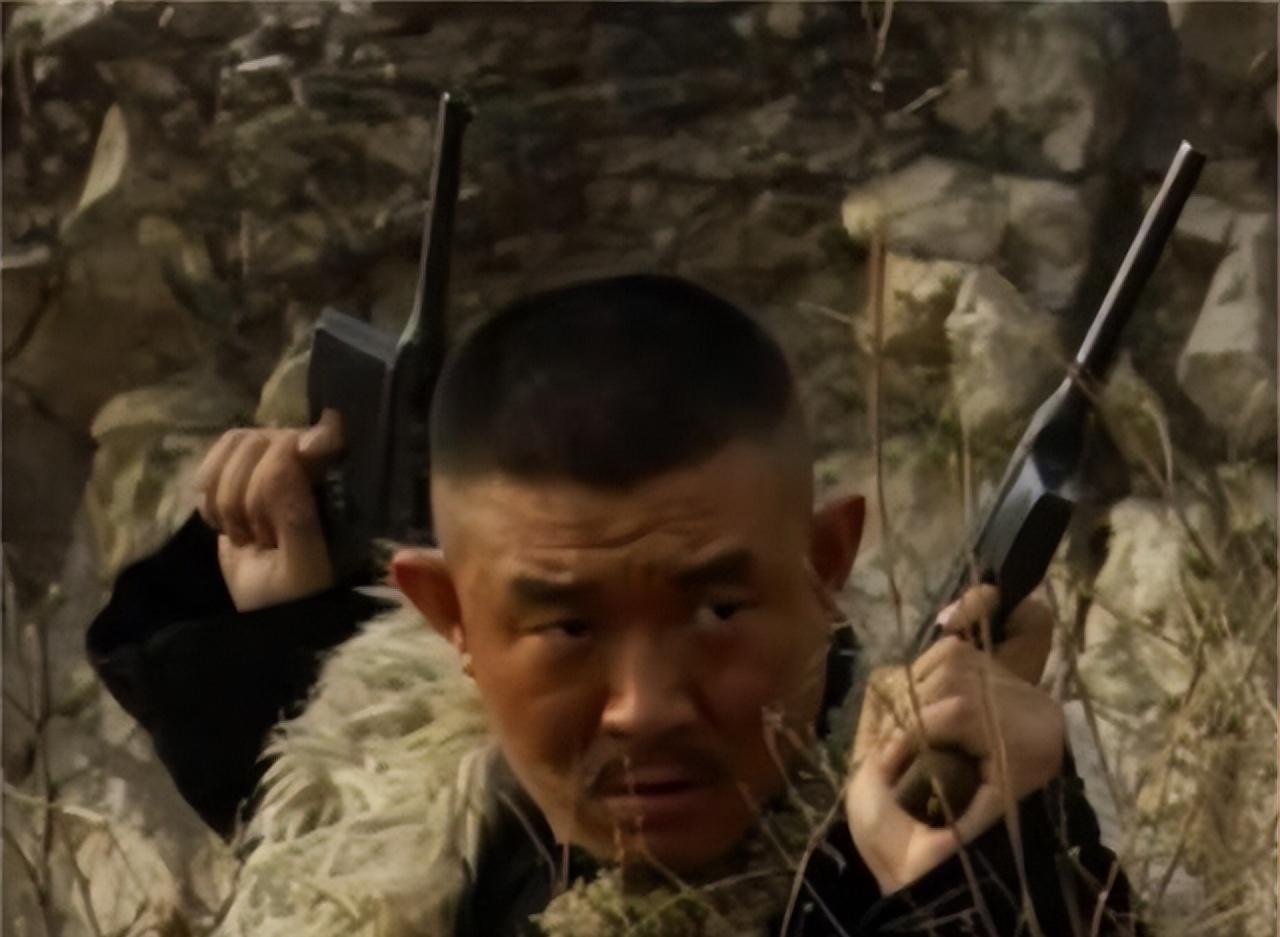 1950年，宁夏土匪郭栓子诈降，残杀解放军副司令员曹动之，杨得志听闻噩耗后猛拍桌