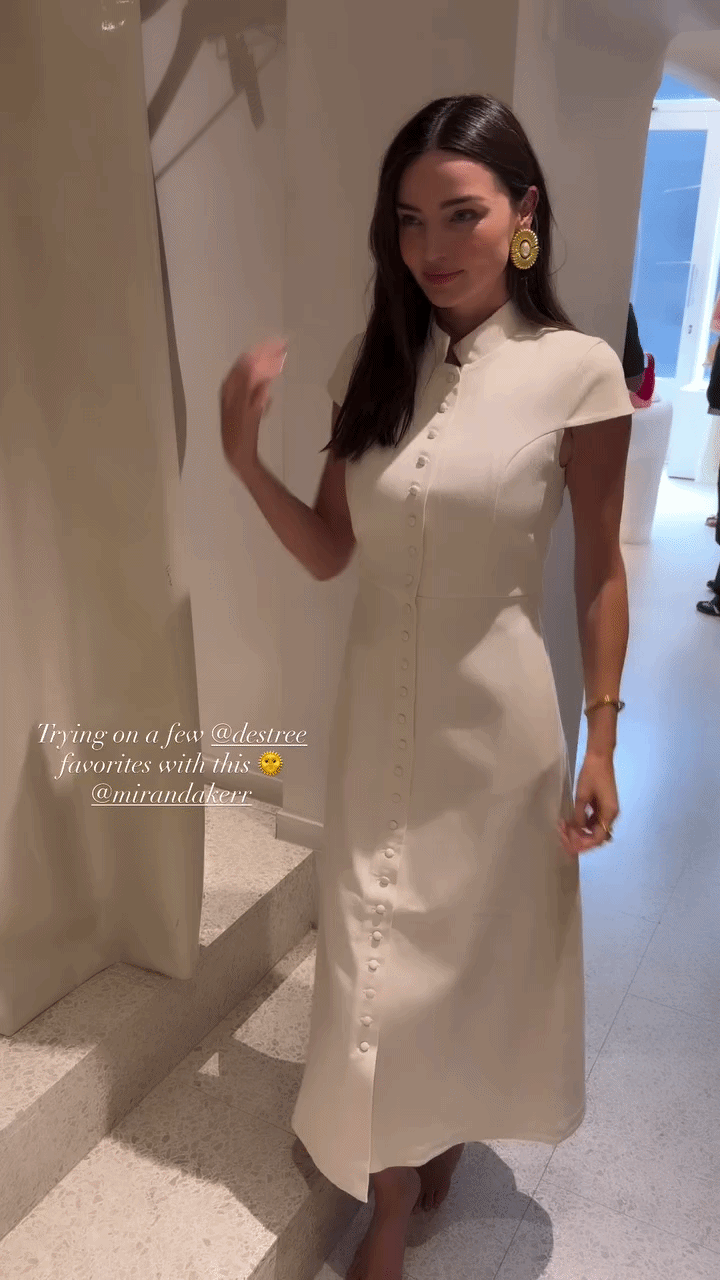 Mirandakerr米兰达可儿试装Destree品牌的裙子，选了一件中式排扣