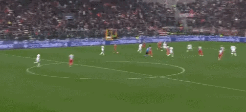 腼腆的恩昆库！米兰与克雷莫内塞比赛最后时刻，恩昆库单刀球无私的传给了莱奥，莱奥进