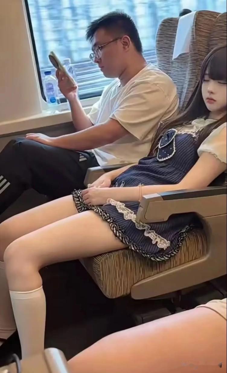 高铁上，一对陌生男女坐在一起，两人无话可说，非常尴尬。但是，假设让他们在普遍的