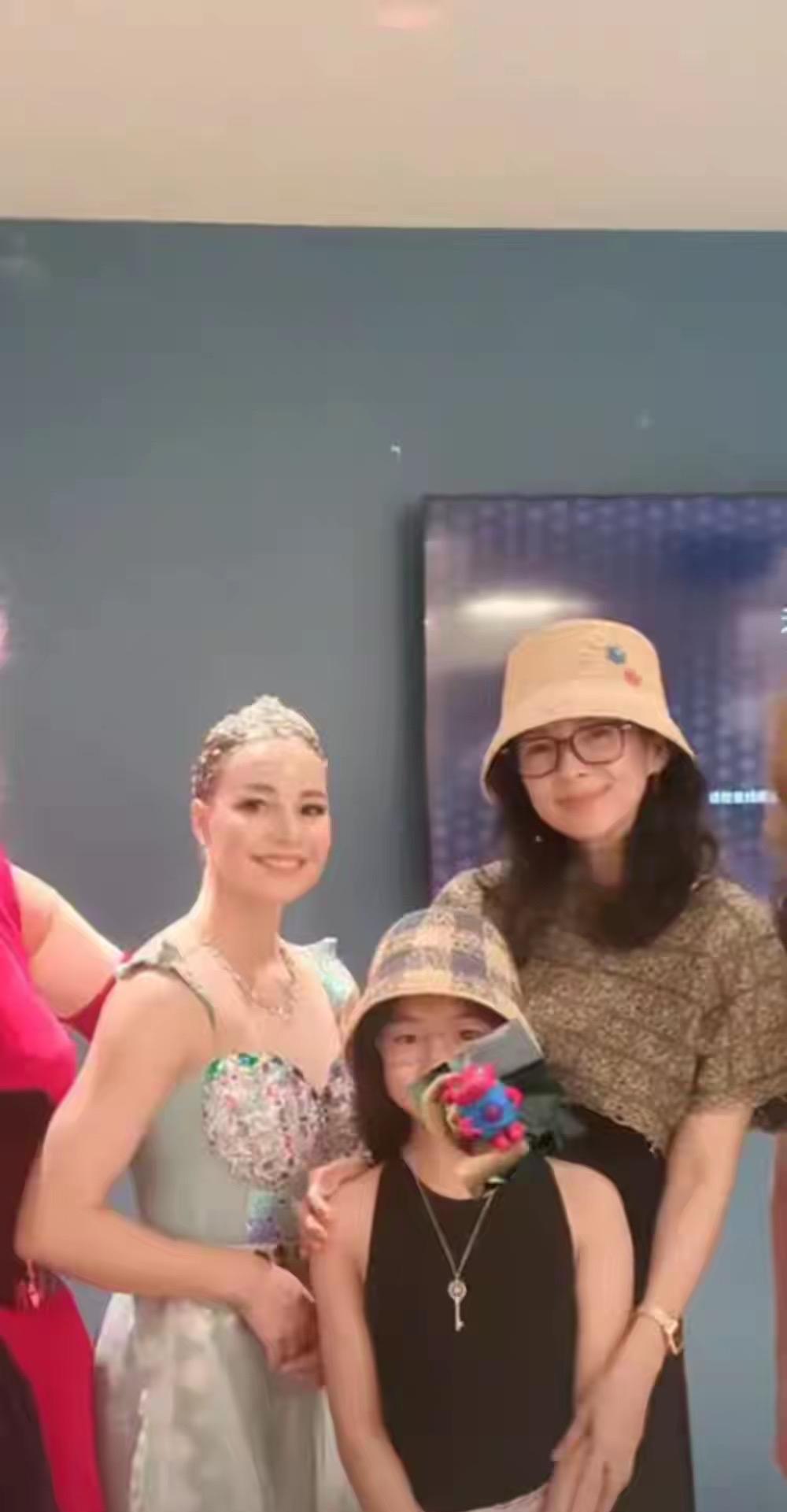 8月22日，章子怡携女儿醒醒现身演出现场。她一改往日巨星风采，笑容温柔亲切，宛如
