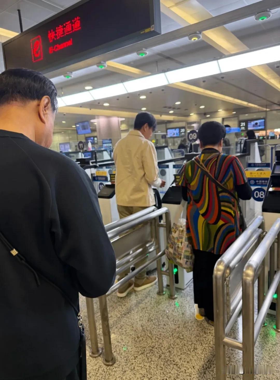 不怪伊能静大了秦昊那么多，公公婆婆还是那么喜欢她，实在是她确实很会做人。伊能静