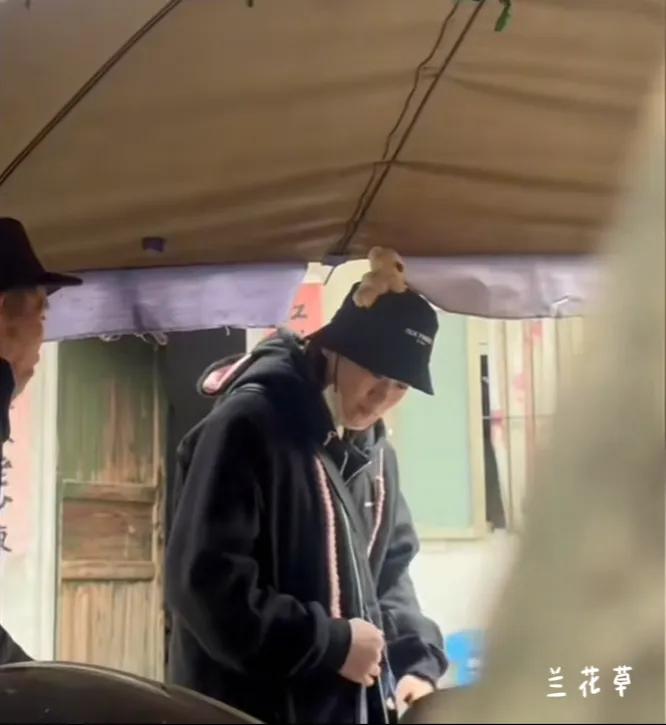 全红婵回家了，回到了她的家乡迈合村，她来看望爷爷奶奶。外出时，她不忘给热情的粉