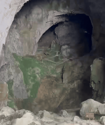 “太震撼了！”近日，广西河池，一男子去爬山，爬到高处时，发现一个巨大的山洞，他