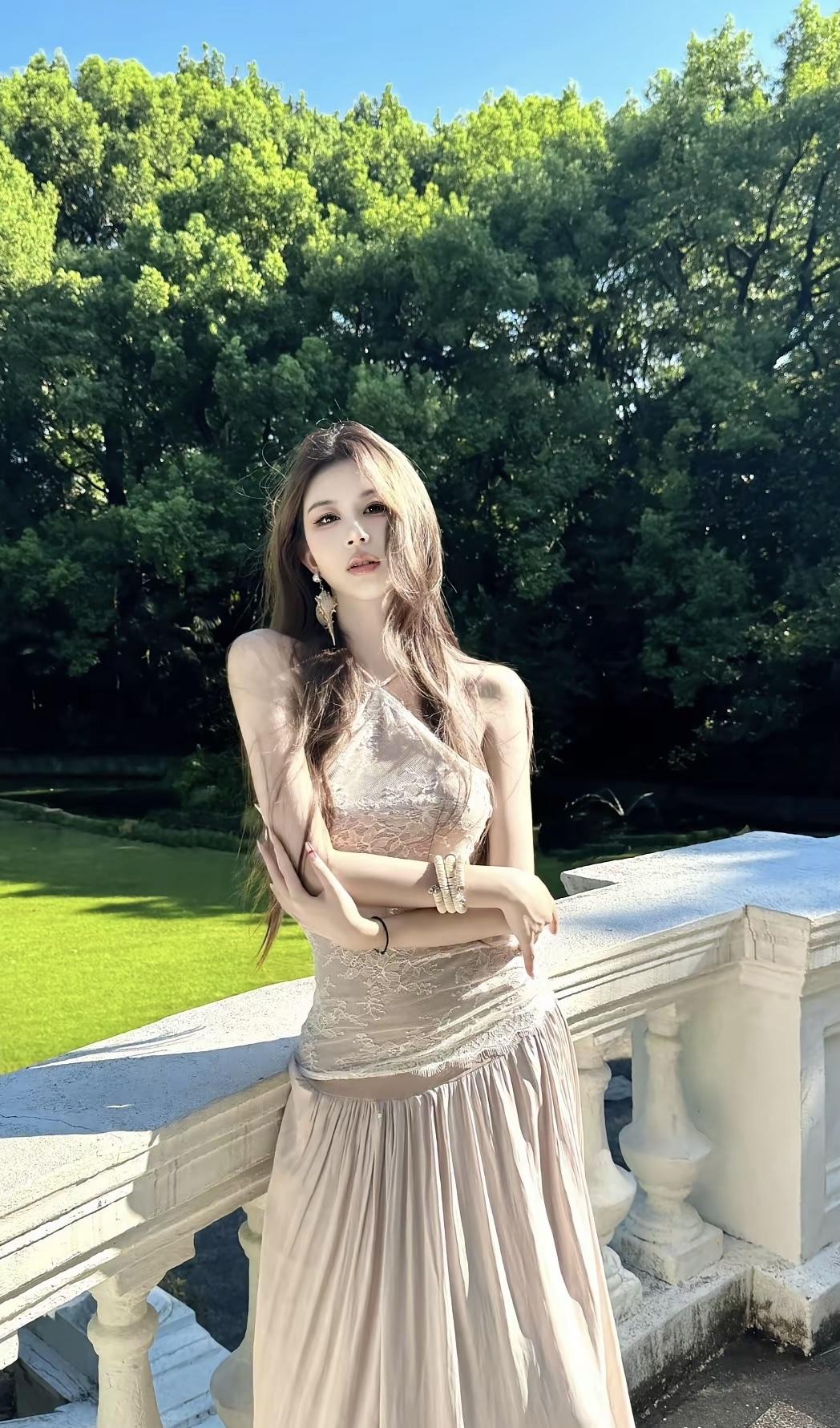 优雅绿意中，她如梦似幻，轻纱裙摆随风飘逸。