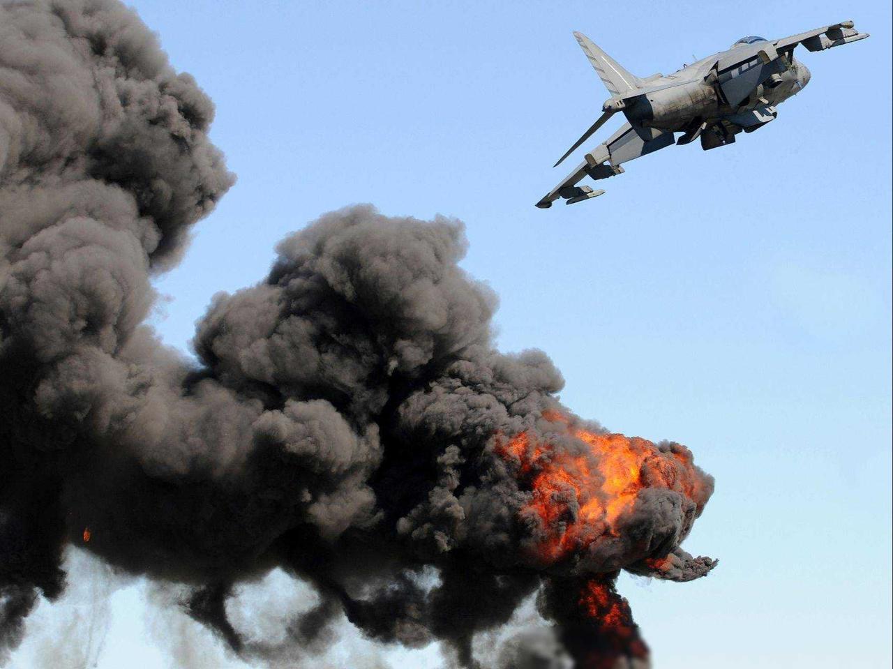 美军把伊朗的F-14全部炸毁，一架不留！很多人以为这是沉重打击，伊朗空军元气大伤