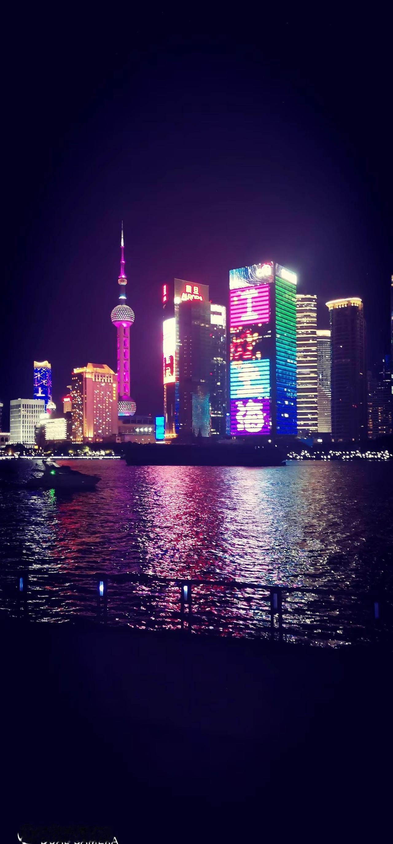 上海黄浦江外滩夜景俯瞰城市的万家灯火上海黄浦江夜景
