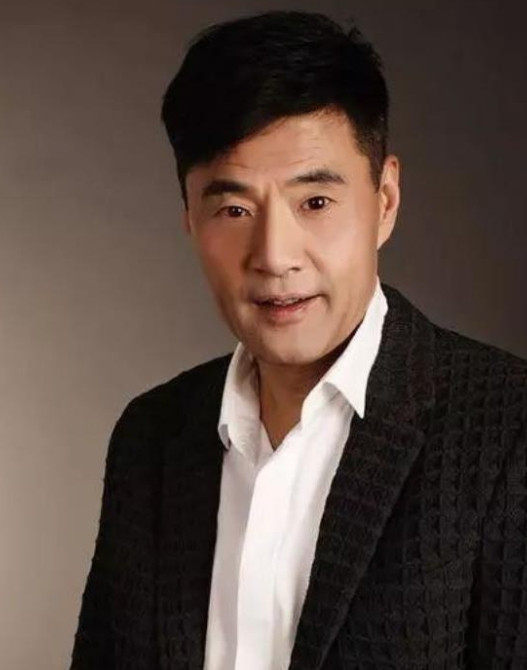 2003年，于荣光的父亲确诊为肝癌，医生告诉他：如果不化疗，最多活3个月。于荣光