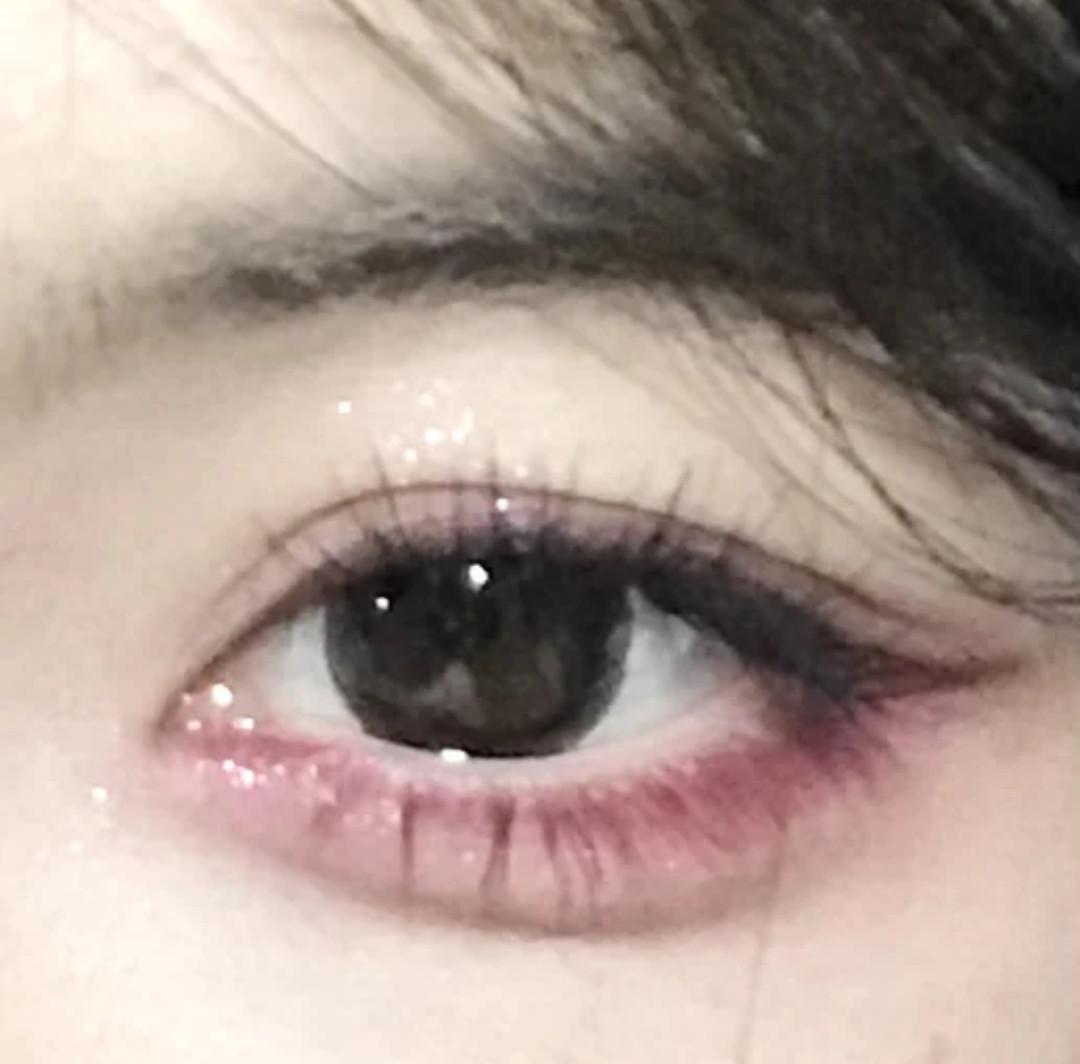 真的很卧槽的自用化妆技巧1.化修容眼影时都可以蘸一丢丢这次用的主色调腮红会让