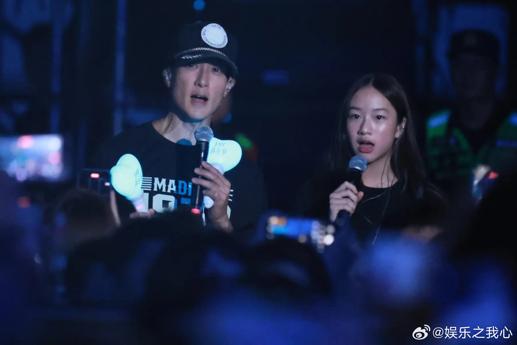吴尊和女儿现身周杰伦演唱会点歌合唱两人拿着话筒兴致超高近日，一组吴尊和女儿现身