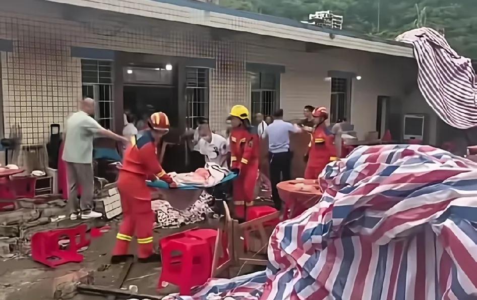升学宴围墙倒塌，宾朋好友伤亡惨重！网传近日四川宜宾某地，一户人家办升学宴宴请宾朋