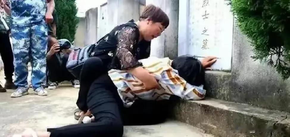 1984年，新婚三天的丈夫，上前线打仗不幸牺牲。不料，她的妻子却立马改嫁给了他的
