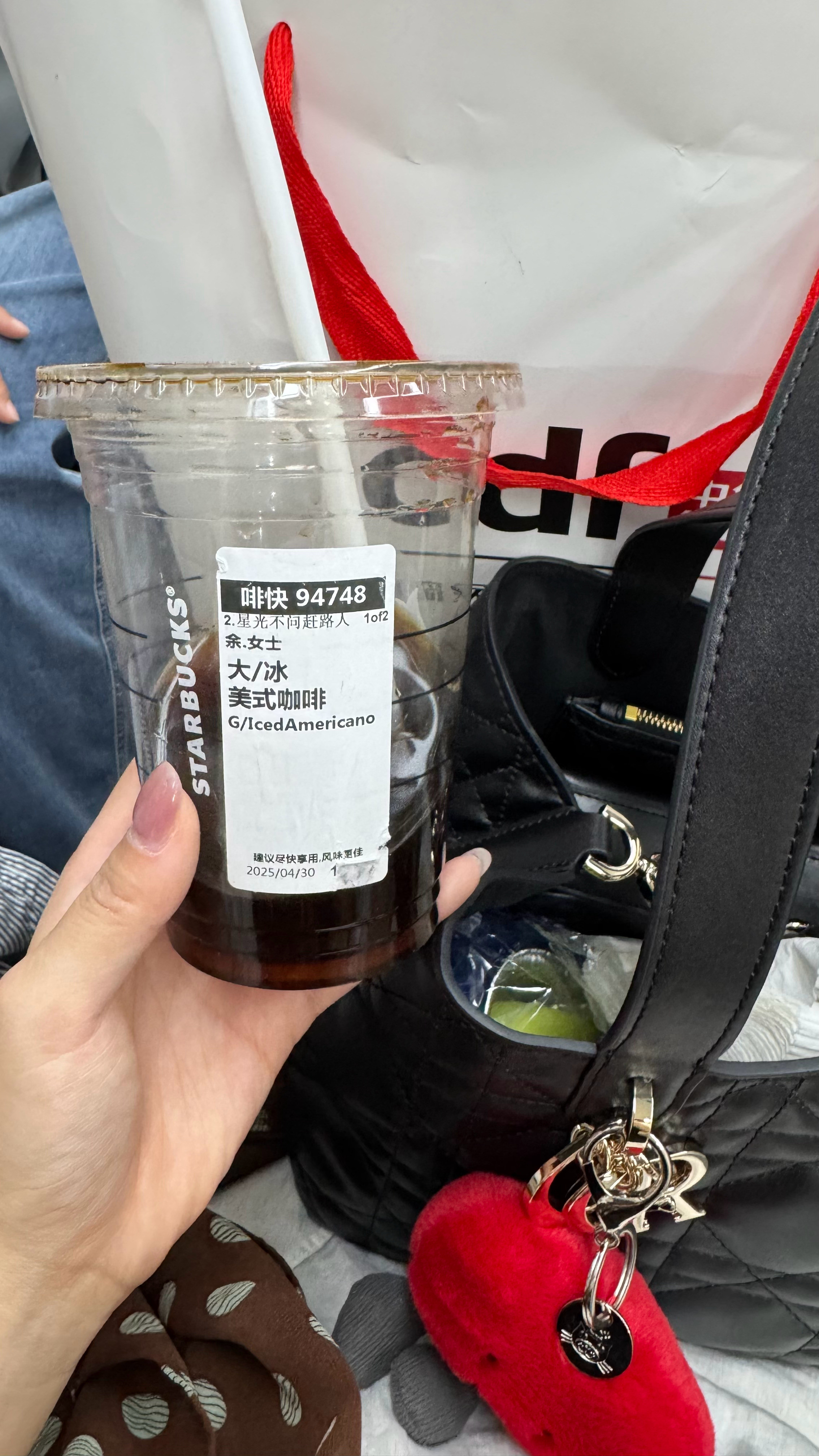 在机场的人爆多的店里一直喊星光不问赶路人这真的是新型的羞耻测试​​​